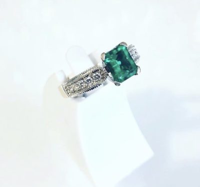 18k Gold Bead Set Emerald acts & Diamond Cocktail Ring - Image 2